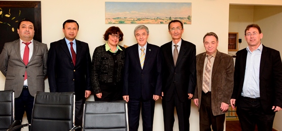 שגריר אוזבקיסטן וסגנו, דובר משרד החוץ האוזבקי בפגישה עם נשיא המכון, סגנו ומנכ"ל המכון