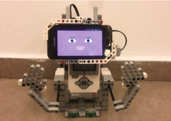 רובוט חברתי שמטרתו ליצור אינטראקציה עם ילדים באמצעות משחק.