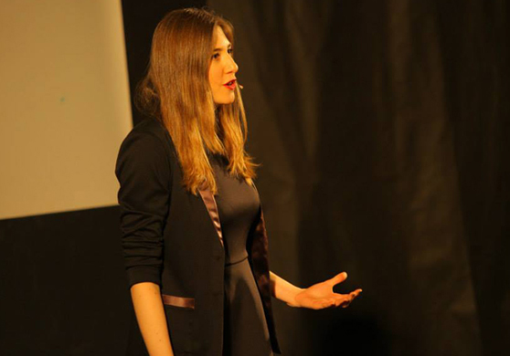 דפנה לוין בהרצאה ב-TEDxHIT