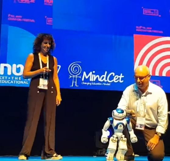 פרופ' קורץ וד''ר כהן וקס באינטראקציה עם הרובוט האנושי
