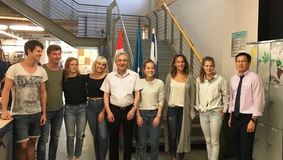 סטודנטים  לעיצוב מזלצבורג עם פרופ' יעקובוב והנספח הכלכלי מסחרי בשגרירות קזחסטן בישראל