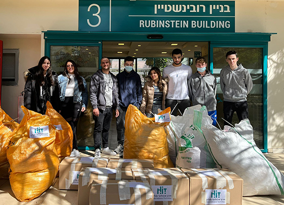 בתמונה: סטודנטים וחברי האגודה ליד חלק מהציוד שנאסף ונשלח לאוקראינה