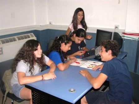 .H.I.T מכון טכנולוגי חולון בפעילות העשרה מדעית לבני נוער