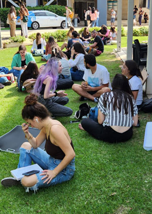 סטודנטים ברחבת הדשא של HIT - פתיחת שנת הלימודים תשפג