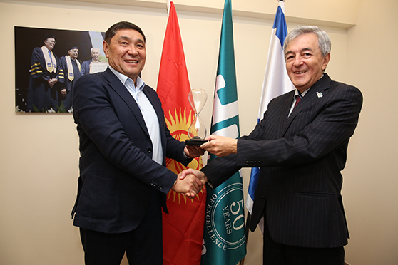 פרופ' יעקובוב, נשיא HIT עם מר אסקרבק דג'ניבקוב, שר החקלאות, מקורות המים ופיתוח הרפובליקה הקירגיזית. צילום: עופר עמרם