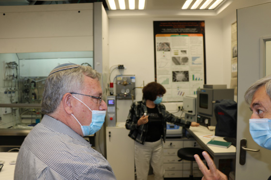 A visit to a synthesis laboratory and nanomaterial research