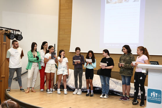 הסטודנטים והילדים מציגים פרויקטים משותפים