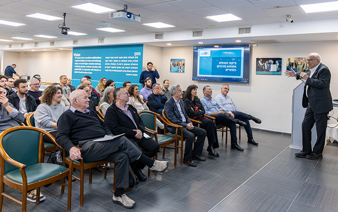 פרופ' יהושע (שוקי) שמר בכנס המשותף HIT ואסותא .צילום: אילנית קיצוני