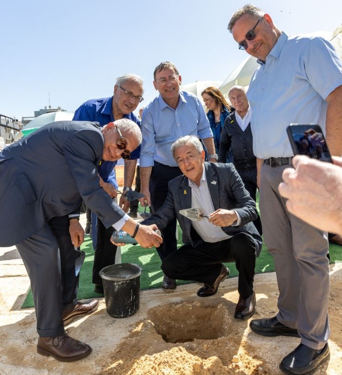 הטמנת מגילת היסוד. בתמונה מימים לשמאל: ד"ר רפאל ברכאן, פרופ' אדוארד יעקובוב, שמואל גולדברג, פרופ' אדיר פרידור, פנחס (פיני) כהן. צילום: אילנית קיצוני