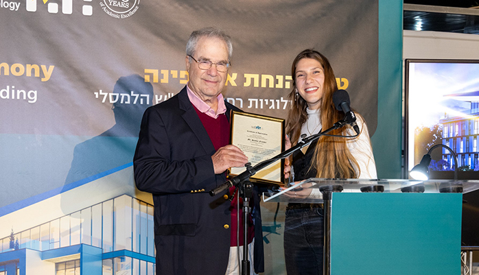 סנדור פרנקל, נאמן קרן קרן הצדקה ע"ש הלמסלי ומאיה קימחי, סטודנטית שנה ג במחלקה לטכנולוגיות דיגיטליות ברפואה. צילום אילנית קיצוני