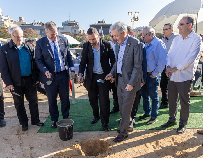 נשיא המכון, פרופ' אדוארד יעקובוב מניח את אבן הפינה יחד עם ראש עיריית חולון, שי קינן ושר החינוך, יואב קיש. צילום אילנית קיצוני