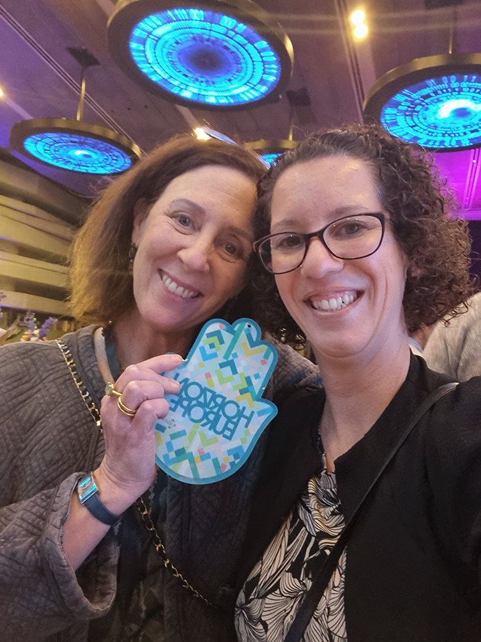 בתמונה: ד