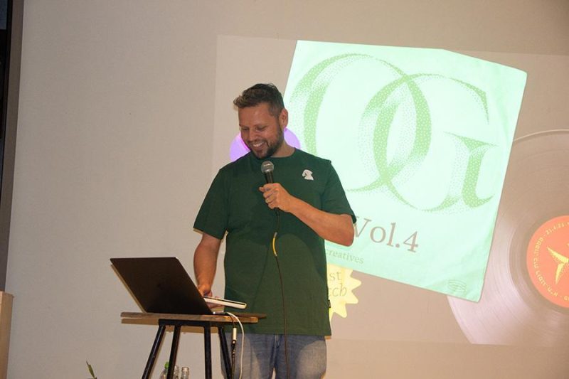 בוב אוראל בדברי הפתיחה לערב. צילום: אורי דובב