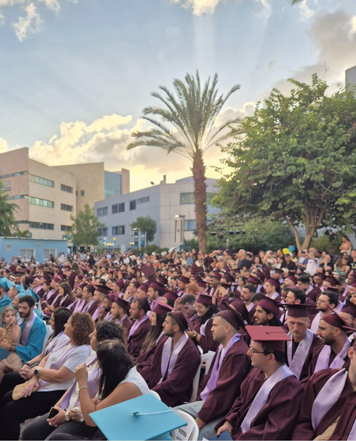 הפקולטות לעיצוב, להנדסת חשמל ואלקטרוניקה והמחלקה למדעי הנתונים חוגגות הענקת תארים