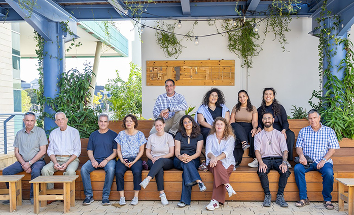 נציגות קרן אבירם , נציגות של הפקולטה לעיצוב , משתתפות ומשתתפי פרויקט הטריבונה. צילום: אילנית קיצוני