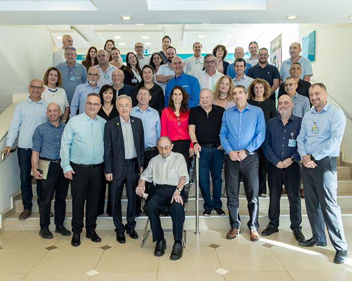 בתמונה הנהלת המרכז הרפואי שיבא בהובלת פרופ' יצחק קרייס והנהלת HIT מכון טכנולוגי חולון בהובלת פרופ' אדוארד יעקובוב. צילום: אילנית קיצוני