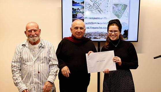 בצילום: שרונה מקבלת את הפרס מידי האחים אליעזר והלל ארמון מנהלי הקרן